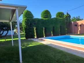Chalet con piscina privada y Jardín